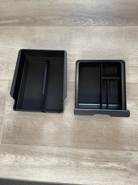 Spigen organizer for Tesla